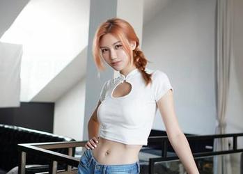 Feilin嗲囡囡 – 把视线移到贾诗晗的棉袜上，我甚至开始想象袜子里的旅行。