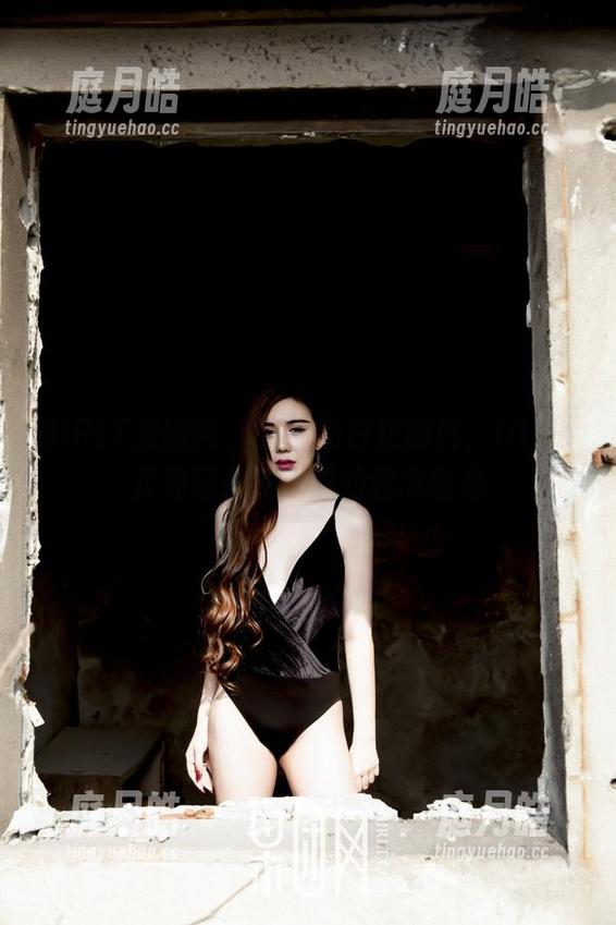 GIRLT果团网 - 套图的白裙翻转，little贝壳喵在原图里的迷离时光