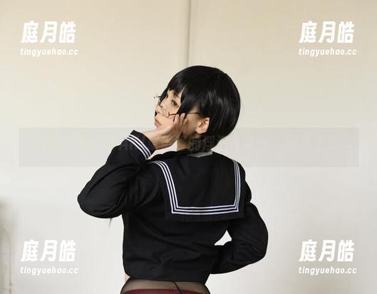 轻松一刻，PAKI草莓酱的浮沉写真让人嘴角上扬