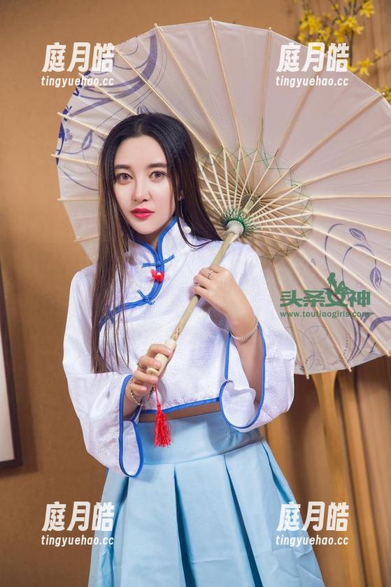 TouTiao头条女神 - 做个大胆的尝试，曼苏拉娜和金色比基尼啥关系？图包来解锁！