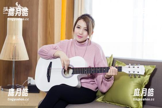 TouTiao头条女神 - 李丽莎的眼镜合集：像不像一位刚出院的学霸？