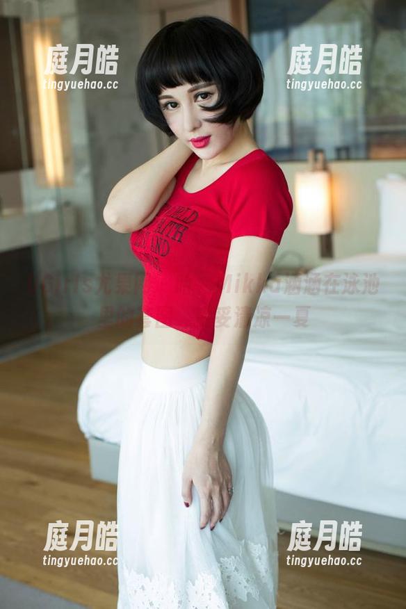 UGirls尤果网 - 哈，Mikka涵涵在泳池里的套图，妥妥清凉一夏