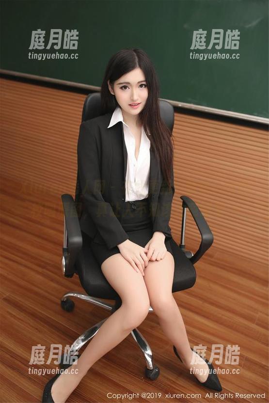 Xiuren秀人网 - 在线更新，奈奈Fox的校园原图，真让人不知该注意哪里。