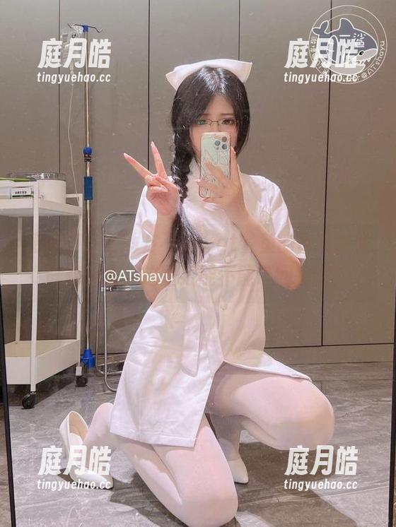 感觉有什么地方不对，at鲨鱼的吊带新娘既辣又美，这壁纸能不能带回家啊？