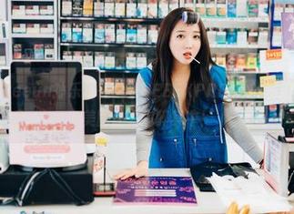 就这样，yeeun孙乐乐在LEEHEEEXPRESS的私拍中漫游，美图让人陶醉其中！