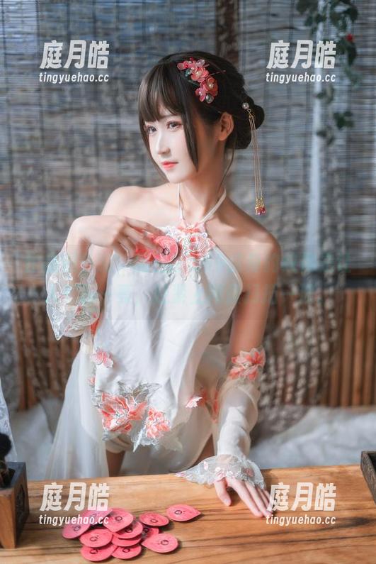 作品很争议，但三度_69这身豹纹倒是让人眼前一亮，赶紧上网盘扫描一波。