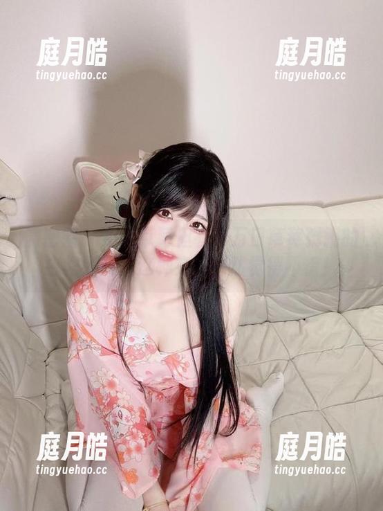 微密圈 - 不买草莓但有十万口草莓粥粥的白裙照片，这种交易居然觉得不错！