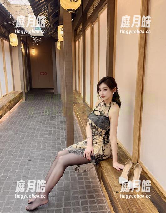 微密圈 - 周妍希白裙合集——带着一种优雅，却又令人担心的那种优雅。