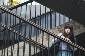 这学妹写真里，嘎潼的眼神大概在说：快来瞧瞧我！