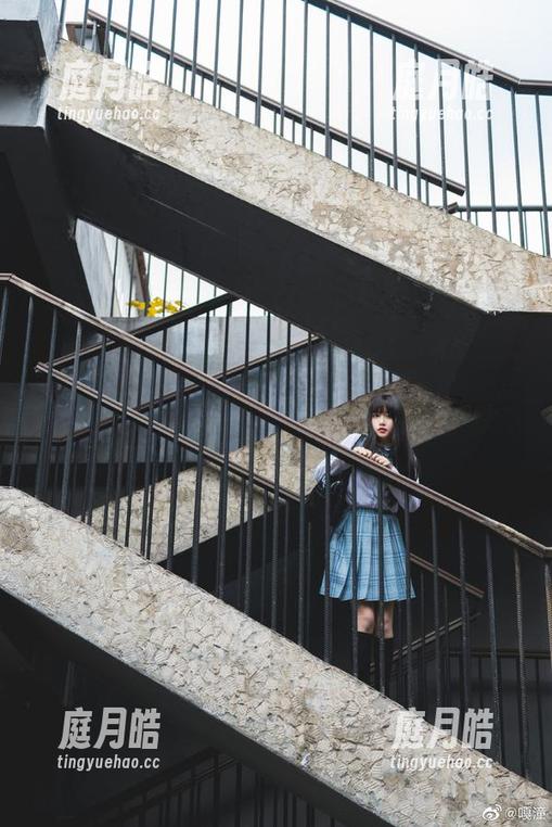 这学妹写真里，嘎潼的眼神大概在说：快来瞧瞧我！