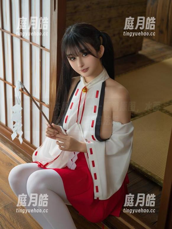 失眠小宁 夜游泳池的失眠小宁——高清原图,水面反射了哪些想法呢