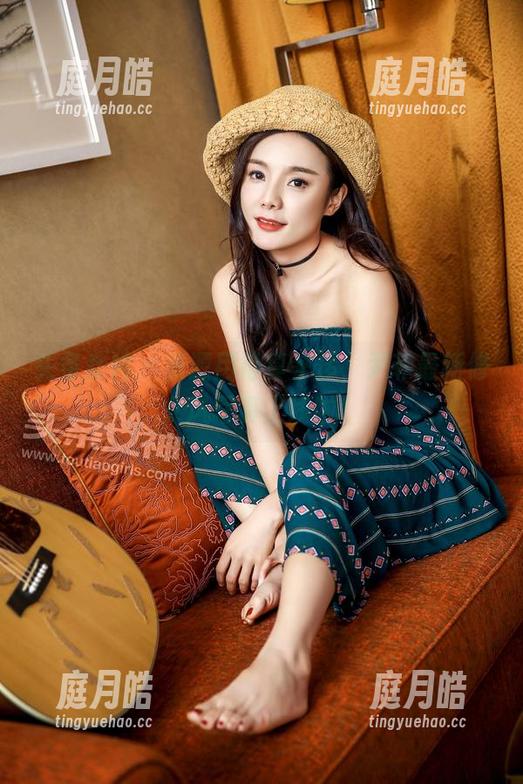 头条女神-尹菲 头条女神 - 资源用得真奢侈,尹菲最新修女风写真上线啦!