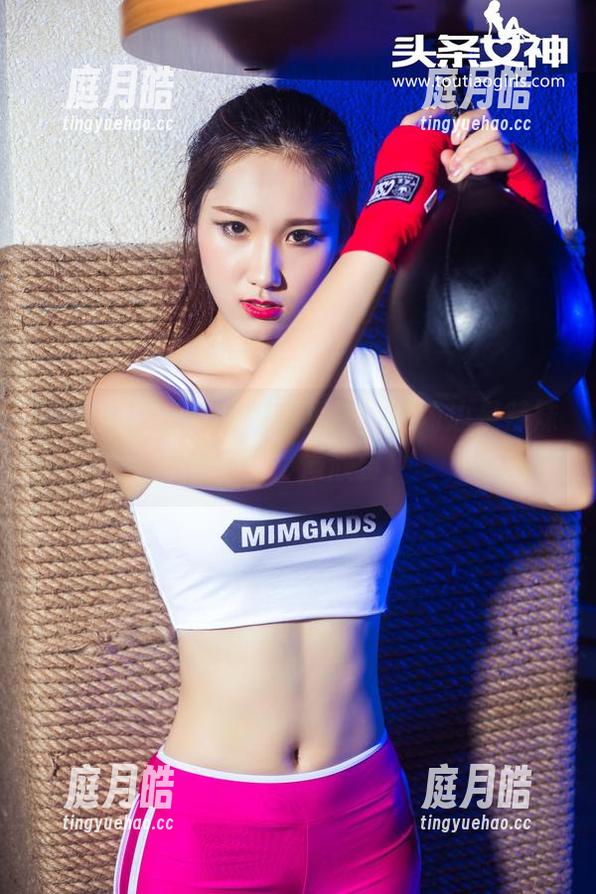 头条女神 - 高清版李丽莎，球场边是辣妹健身，慢慢欣赏！