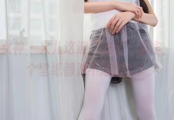 头条女神 – 火儿这波“油亮”操作，不发个壁纸都对不起观众！