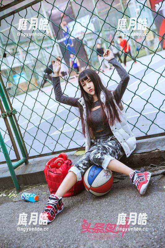 头条女神 - 别眨眼！草莓酱的美足照片上演‘足睁睁’大戏！