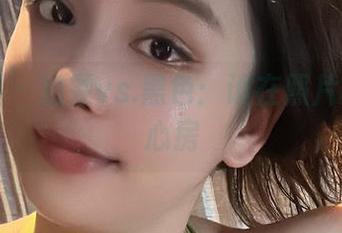 微密圈 – 奶雯vs.黑色：谁在照片中占领心房