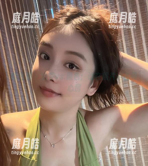 微密圈 - 奶雯vs.黑色：谁在照片中占领心房