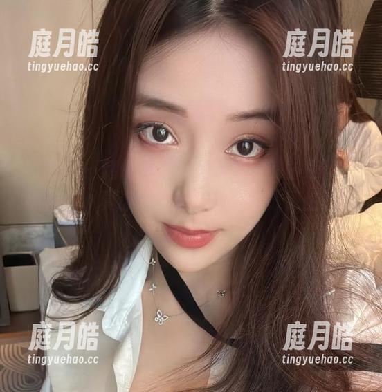 微密圈 - 随便一瞥，就被奶雯的白色蕾丝抓住了，真该想想把这帅照片放网盘共享。