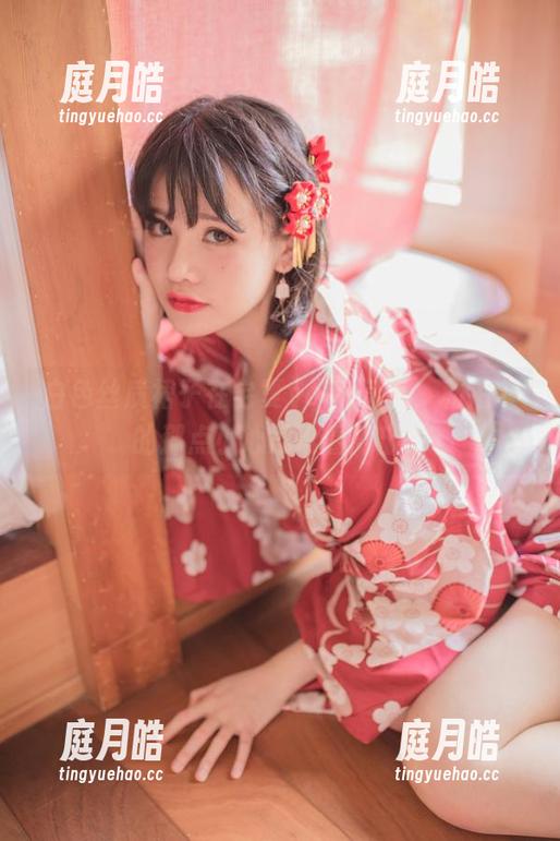 白色丝质裙子在宅夏yoko身上，私拍中的那点小心思谁看得出？