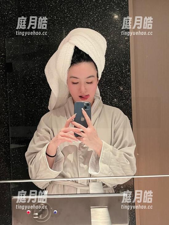 微密圈 - 看宝儿茹171如何把黑色睡衣穿成私房写真里的绝色