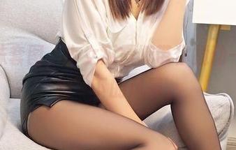 连身袜套图,小女巫露娜带你搅动一场“脚”下的风暴。