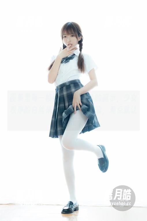 图集里每一帧都是点到为止的暗示，少女秩序的白丝米色短裙透着轻盈，差点就让我想歪了。