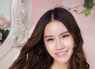 尤物馆 – 当校服遇上艾小青，最新美图来个不一样的旋转。