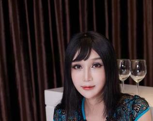 尤物馆 – 看看艾小青的厨娘装扮，美图和图包就是那滴“香油”！