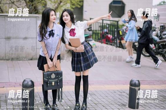 尤蜜荟 - 每一张Carol周妍希的美图都像个小剧本，精选的撞击着我的好奇心，真是让人忍不住停留。