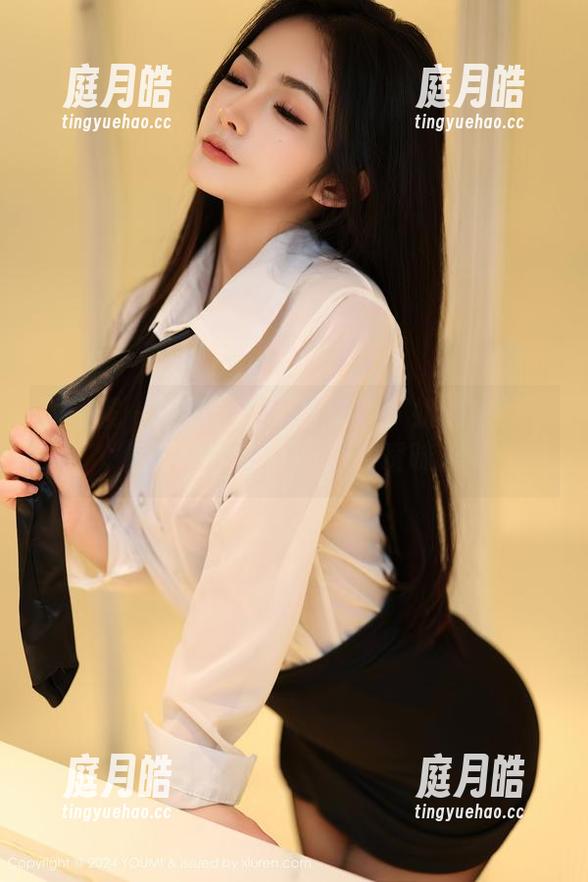 尤蜜荟 - 谁说校园不可以辣？奶油米的私房写真，眼神里透着暧昧。