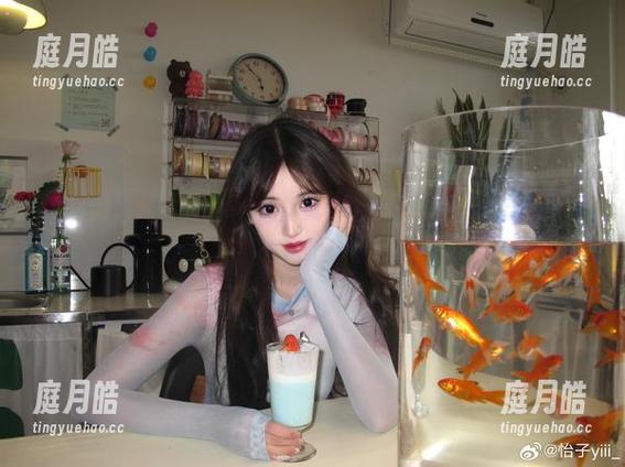 轻轻一抬，怡子yiii的美脚就出现在你眼前——丝滑写真套图