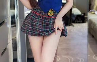 推女郎 – 壁纸变身，胡允儿的白裙科技进步了