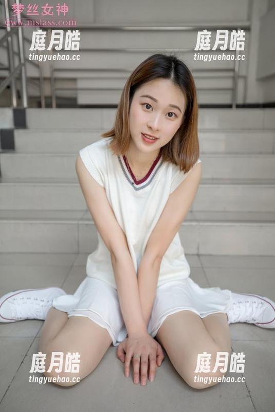 梦丝女神 - 每一张灵唯的眼镜私拍，都是一种不经意的撩拨和恍惚。