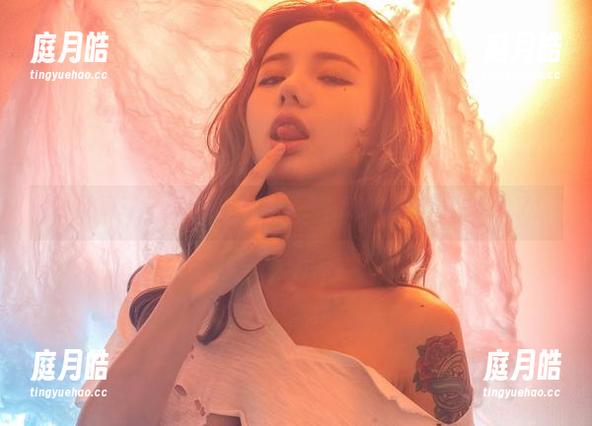 看！洛丽塔大哥的女王风范——连我的鱼缸都被惊艳到了！