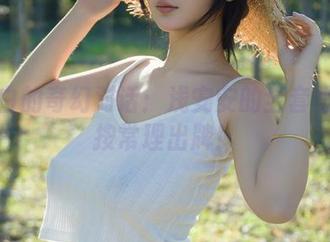 黑与白的奇幻对话：浅安安的全套写真不按常理出牌！