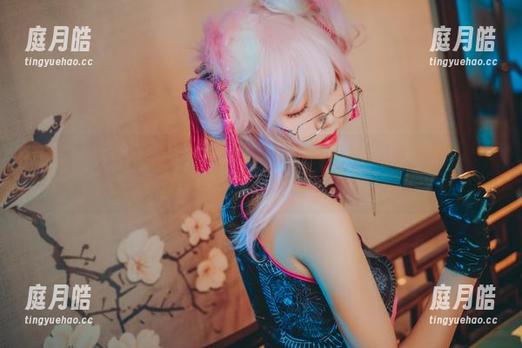 猫君君MaoJun的最新“杀阶秘书狐”，我就在想，它的猫耳和尾巴会不会给我点启发？