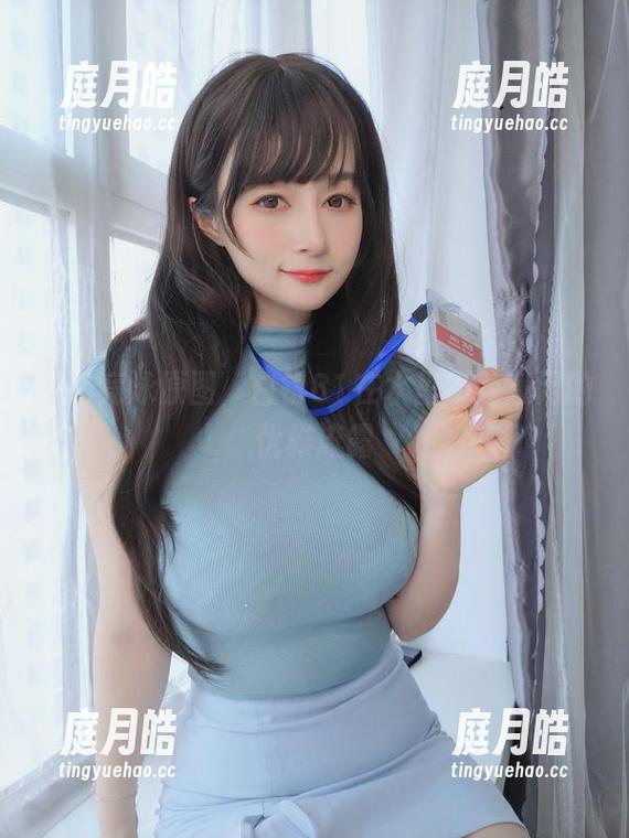 白色竞泳原图，白银81在水里不经意间的优雅流露