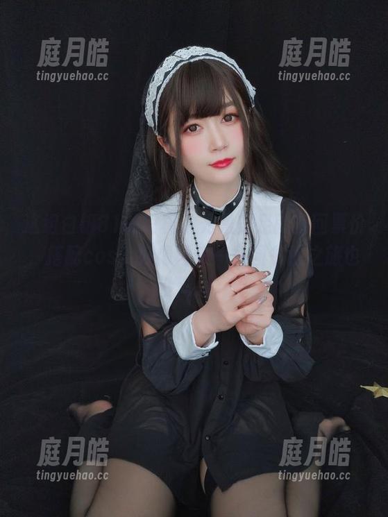 这组白银81的写真，光是美足就值回票价，搭配cos，好像再来一场图书馆之旅也没问题。