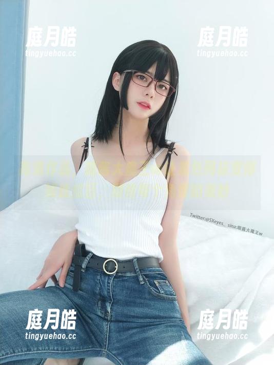 高清作品，眼酱大魔王w让素色网袜变得如此炫目，期待每个角度的美妙