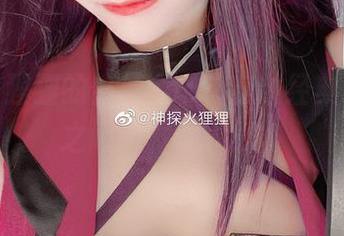 神探火狸狸的白丝cos，穿越经典与个性之间的微妙界线。