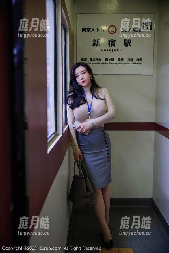 秀人网-Demon瑶瑶 秀人网 - Demon瑶瑶短裤图集:在无意间流露出的优雅与叛逆