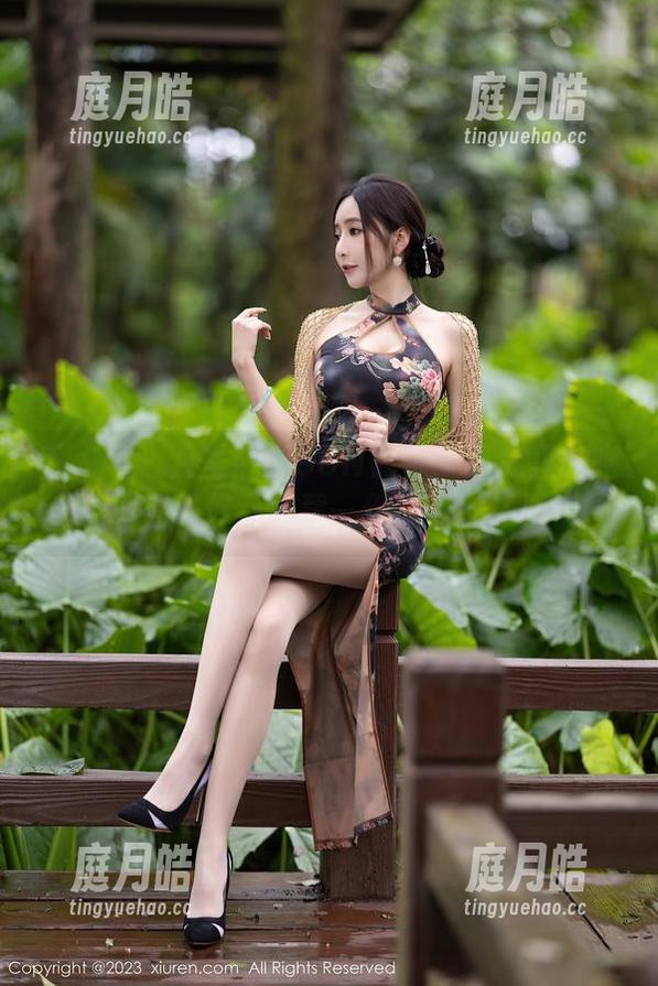 秀人网-MOON嘉依 秀人网 - 万圣节MOON嘉依:图库里的幽灵们在叫你,下载一份带走欢乐吧。