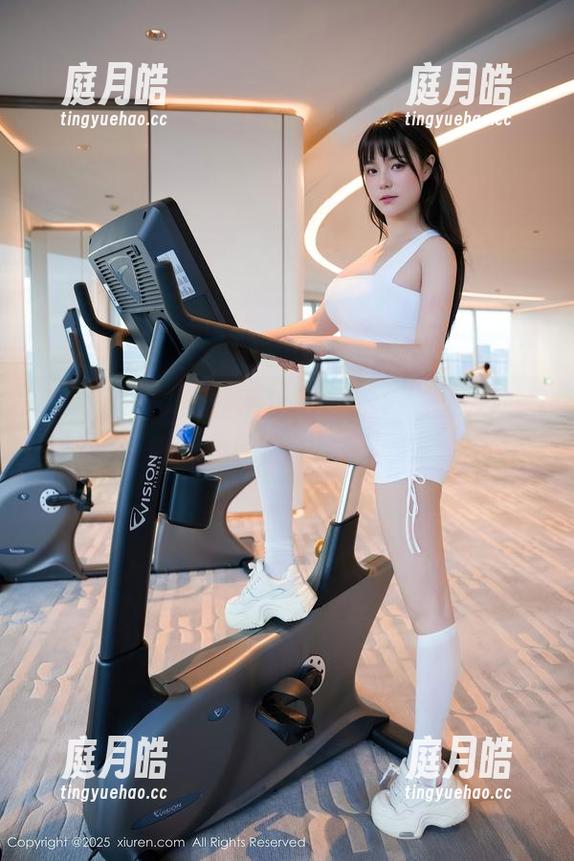 秀人网 - “写真不止是POSE”——俞漫校园里的日常随意流露