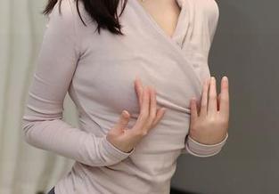 秀人网 – 可乐Vicky的作品，瞧瞧这美腿，拖着满眼呆滞的我，哈哈，想说点啥又停住了。