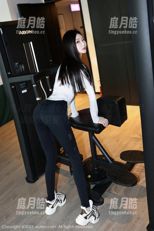 秀人网-心妍小公主 秀人网 - 心妍小公主的图包来了:五彩斑斓的OL制服,想上班也没那么难!