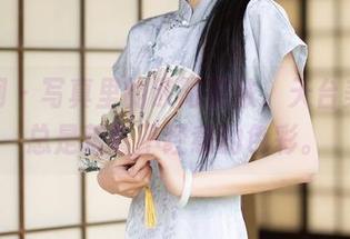 秀人网 – 写真里的欧阳若依,天台美图,总是藏着不经意的色彩。