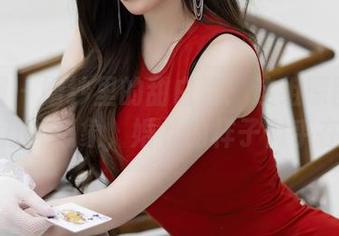 秀人网 – 婚纱里的甜白酱：这组原图给了我一万种想象，婚礼的样子似乎在飘！