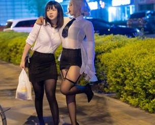 原图+更新:穆零Mu0的港风黑色小吊带!轻轻松松让一百个网友挤成一堆,这也太魔性了吧!