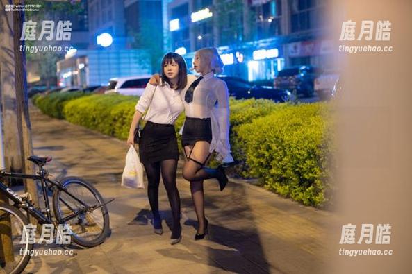 原图+更新：穆零Mu0的港风黑色小吊带！轻轻松松让一百个网友挤成一堆，这也太魔性了吧！