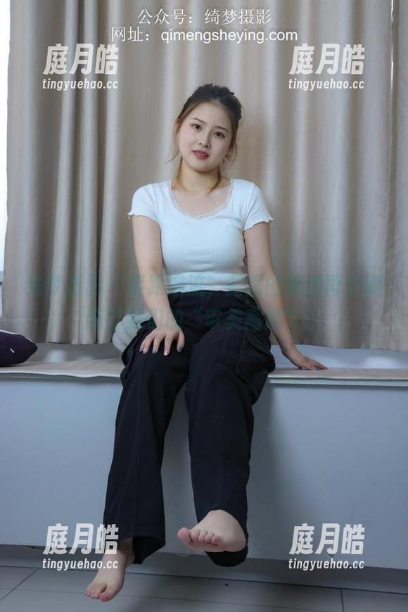 绮梦摄影 - 紧跟潮流，露露的美脚再次刷新了我们的“审美高度”！